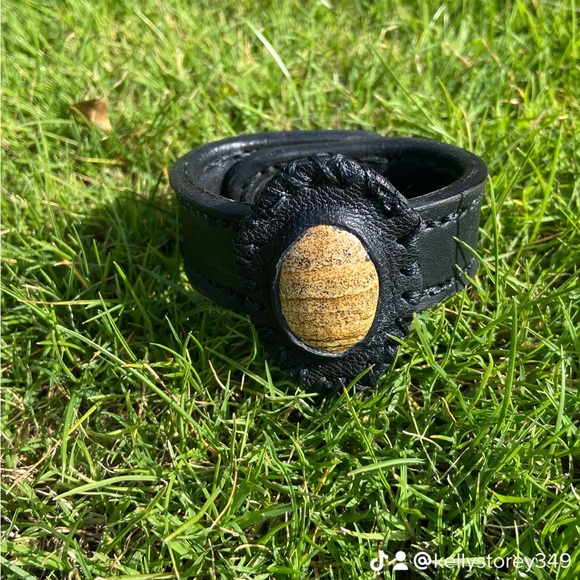 Natural Picture Jasper leather cuff and natural Sandstone necklace. - Picture 10 of 12